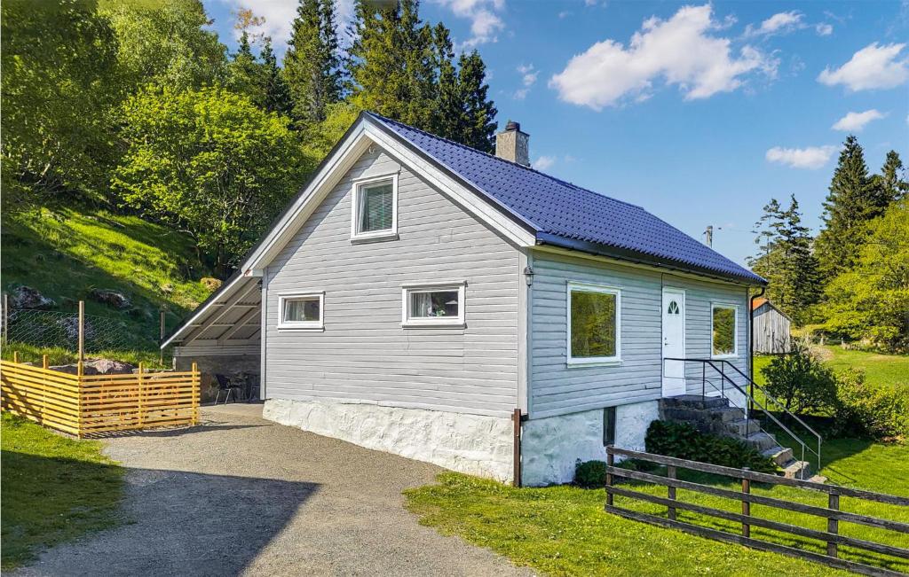 uma pequena casa no lado de uma colina em Lovely Home In Flekkefjord With House A Panoramic View em Flekkefjord