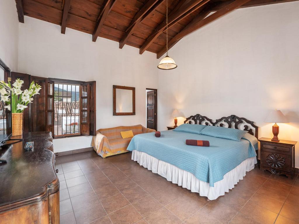 ein Schlafzimmer mit einem großen Bett in einem Zimmer in der Unterkunft Casita El Mirador in Antigua Guatemala