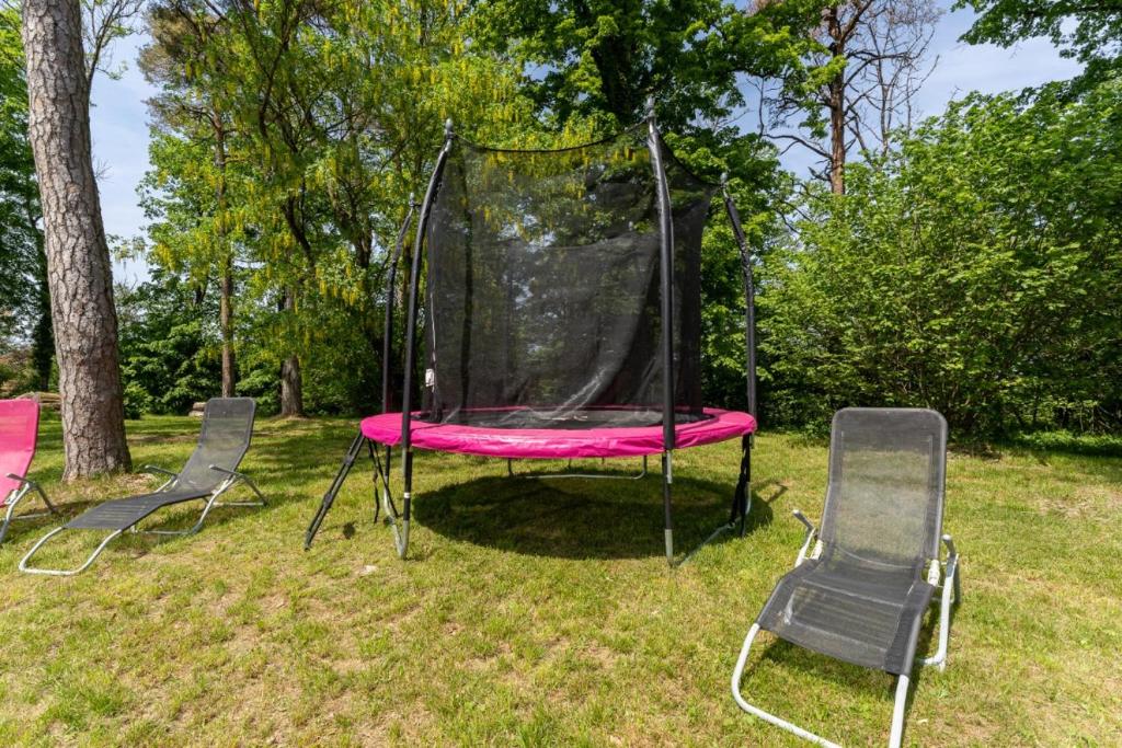 Vonkajšia záhrada v ubytovaní Gite 2 pièces Parc des Chamois piscine chauffée
