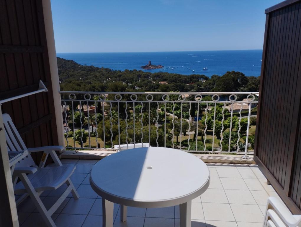 un balcon avec une table et une vue sur l'océan dans l'établissement Studio 5 people with beautiful sea view, à Drammont