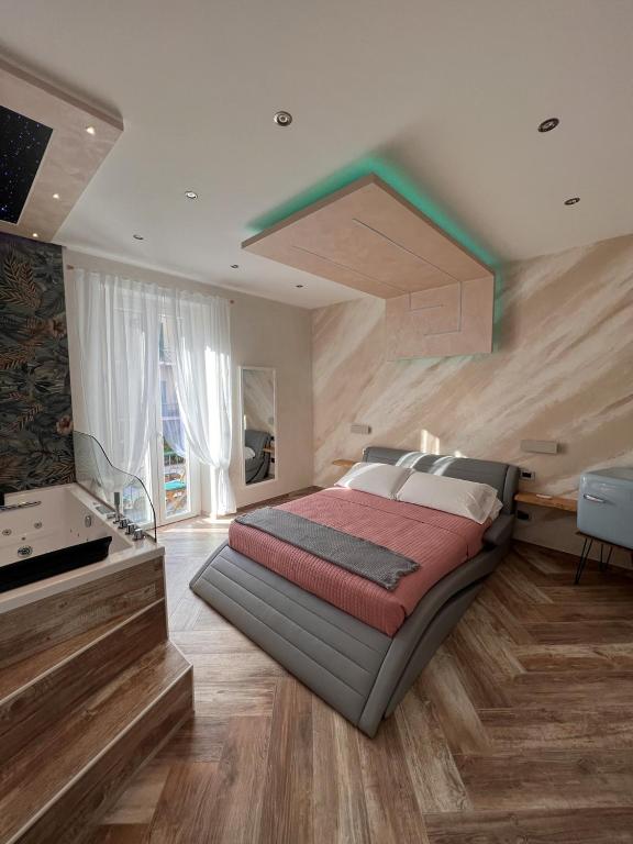 sypialnia z dużym łóżkiem w pokoju w obiekcie Suites Matteotti 57 w mieście Civitavecchia