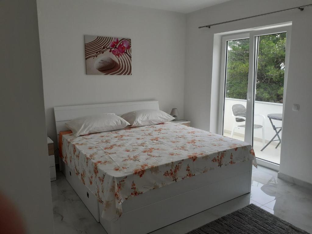 耶爾薩的住宿－Apartmani Miletić，一间白色卧室,配有床和阳台