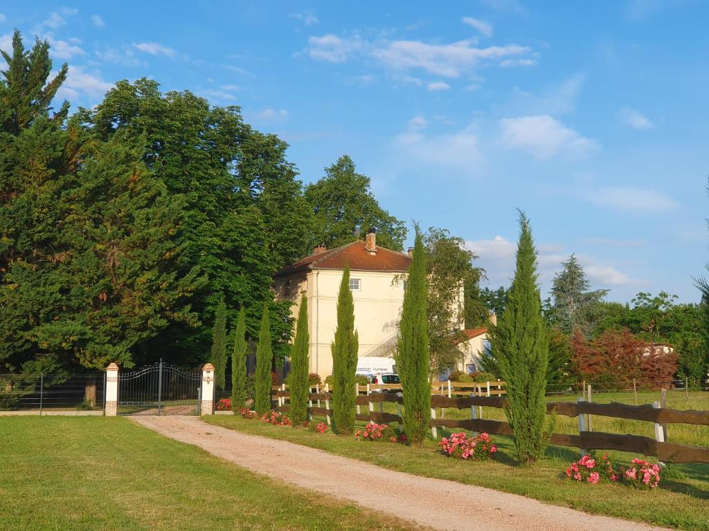 una casa con una valla y una puerta con árboles en Domaine Christanna, en Lisle-sur-Tarn