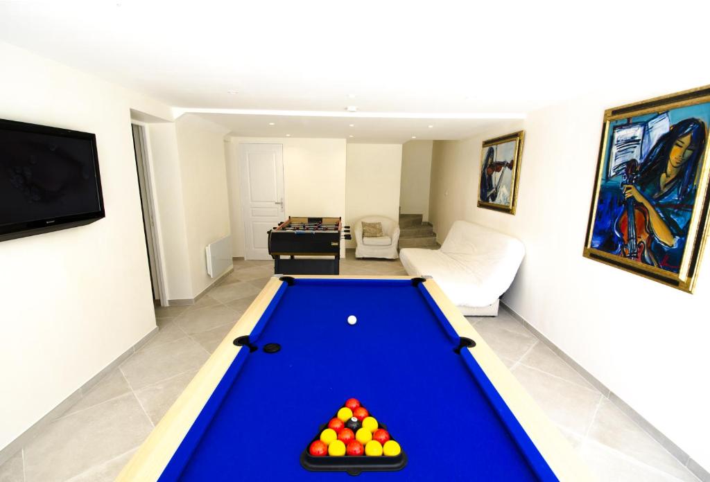 a pool table in a living room with a pool table at Grande Villa à Sainte Maxime - Golfe de Saint Tropez in Sainte-Maxime