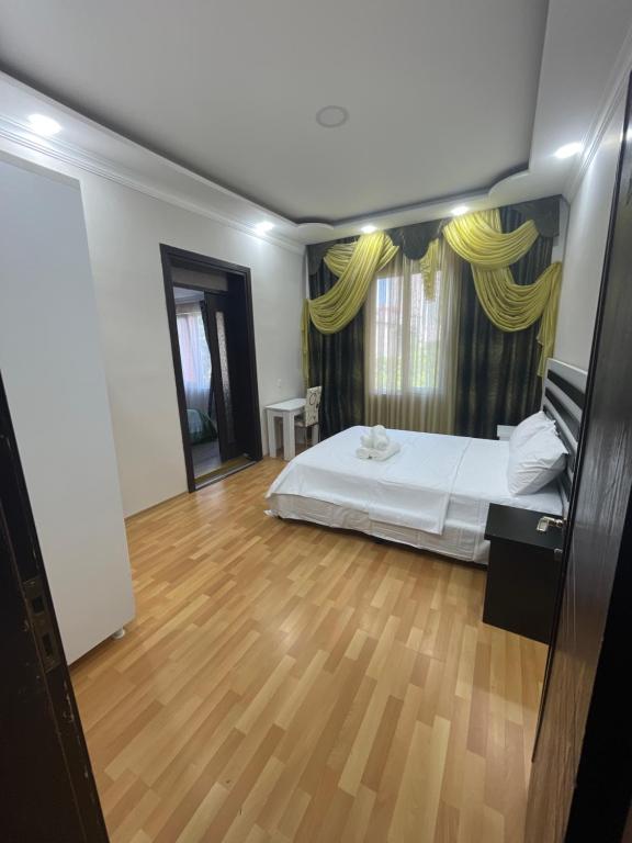 Postel nebo postele na pokoji v ubytování Four Seasons Hotel