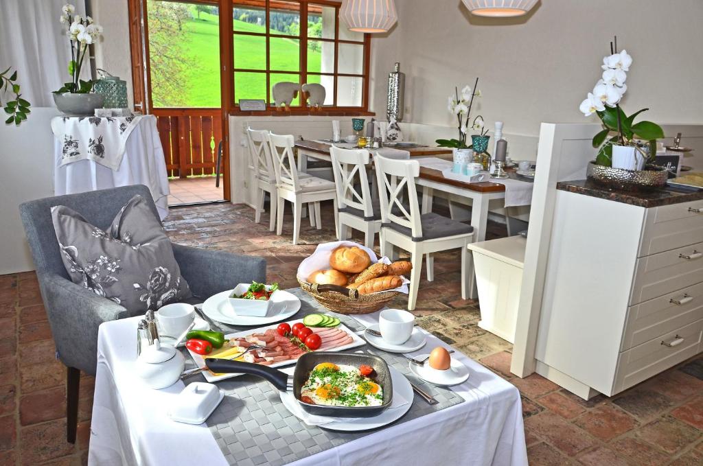 una mesa de desayuno con comida en el comedor en Landhaus Aigner, en Allhartsberg