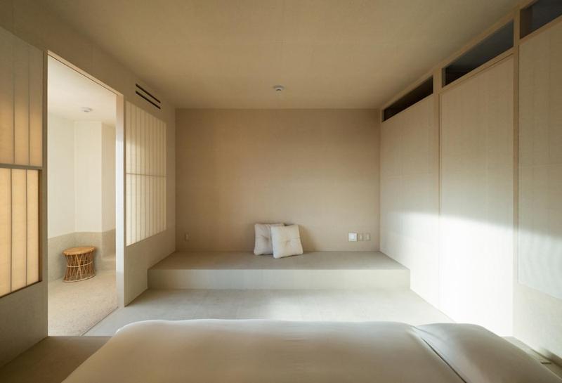 a bedroom with a bed and a window and a bed sidx sidx sidx at LOG in Onomichi