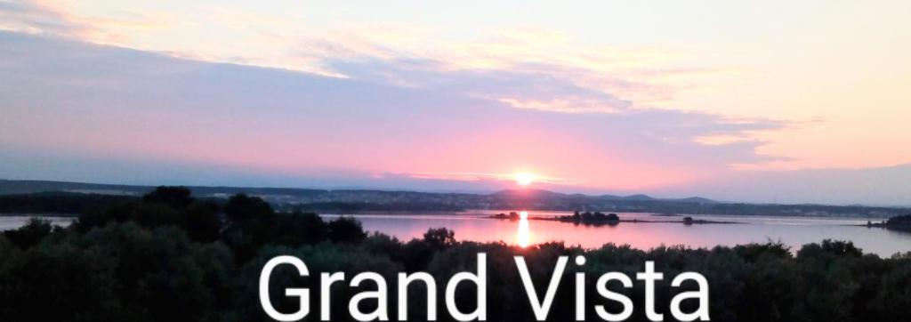 un coucher de soleil sur un lac avec les mots « vue magnifique » dans l'établissement Grand Vista, à Tkon
