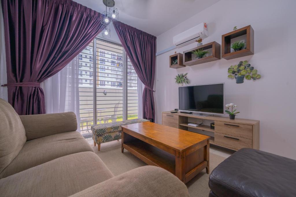 sala de estar con sofá, mesa y TV en Zen 3-bedroom w pool 6 pax - Semarak en Kuala Lumpur