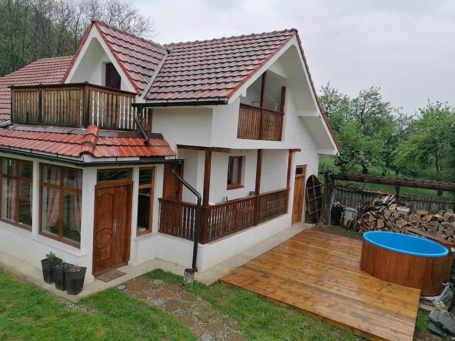 una casa con una terraza con un frisbee. en CasAndi en Cireşu