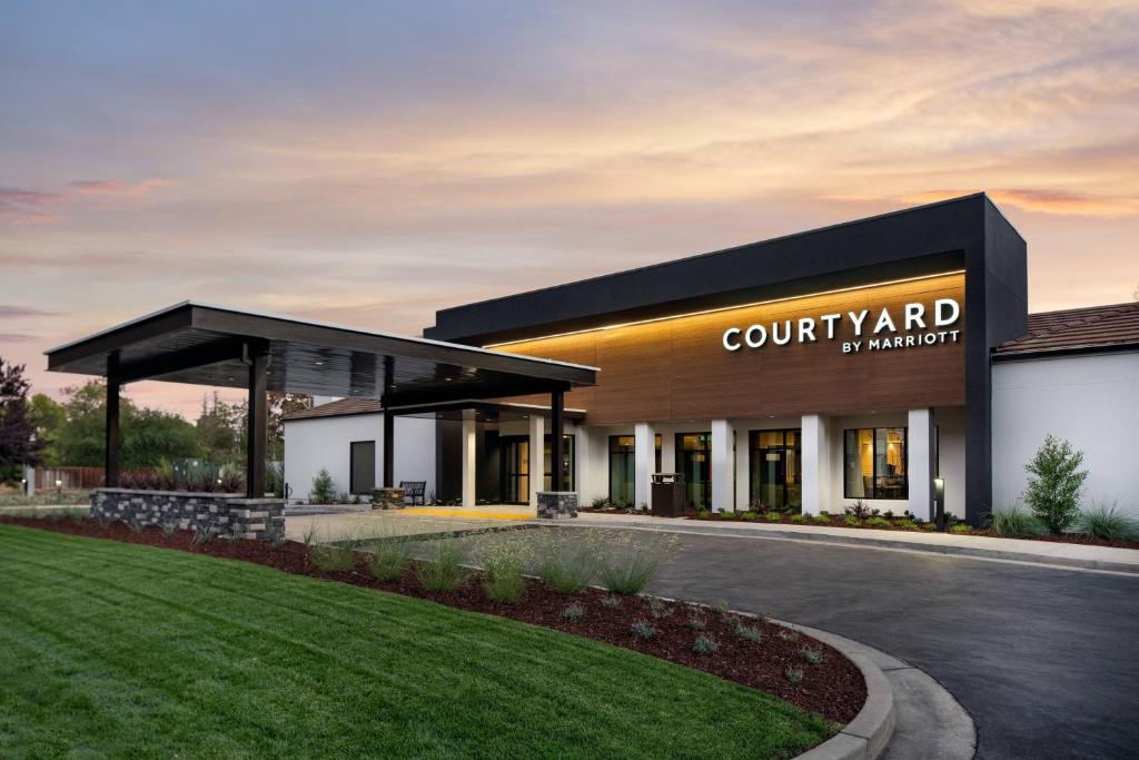 a building with a sign that reads court yard of marriott at Courtyard San Jose Cupertino in Cupertino