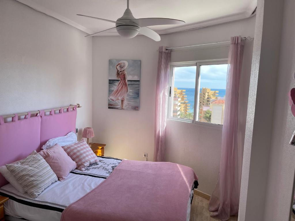 Sea-view 3-bedroom apartment near Alicante 객실 침대