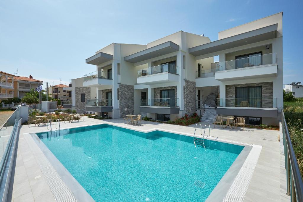 uma imagem de uma villa com piscina em GreyStoneApartments em Paralia Dionysiou