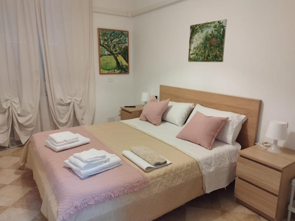 um quarto com uma cama com duas toalhas em IL GIARDINO em La Spezia
