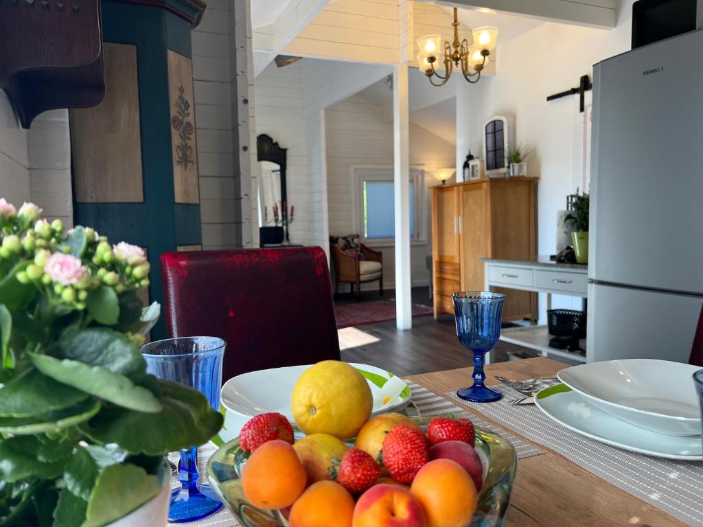 a table with a bowl of fruit on top of it at Ferienhaus Wieden am Deich in Hofe