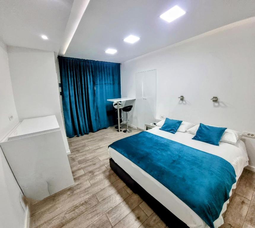 ein Schlafzimmer mit einem großen Bett und einem Waschbecken in der Unterkunft Apartments Lomara in Dubrovnik
