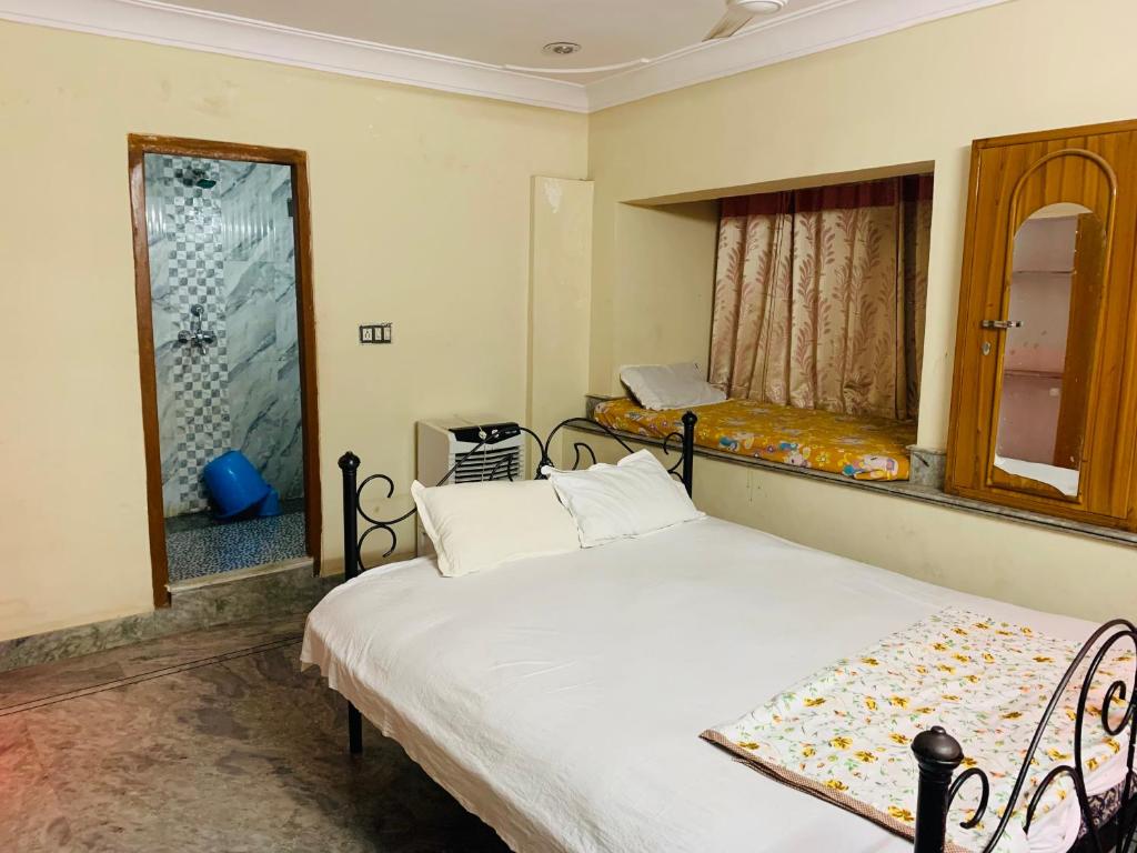 Ένα ή περισσότερα κρεβάτια σε δωμάτιο στο Pushpanand Guest House