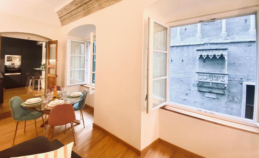 Posezení v ubytování Amazing San Lorenzo 19, Rolli Apt UNESCO - Overlooking the Cathedral - FREE PRIVATE PARKING-