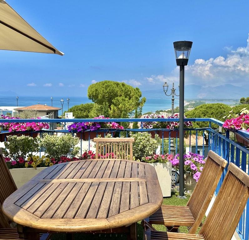 Balkoni atau teres di Holidaycasa Mike - Con terrazzo vista mare