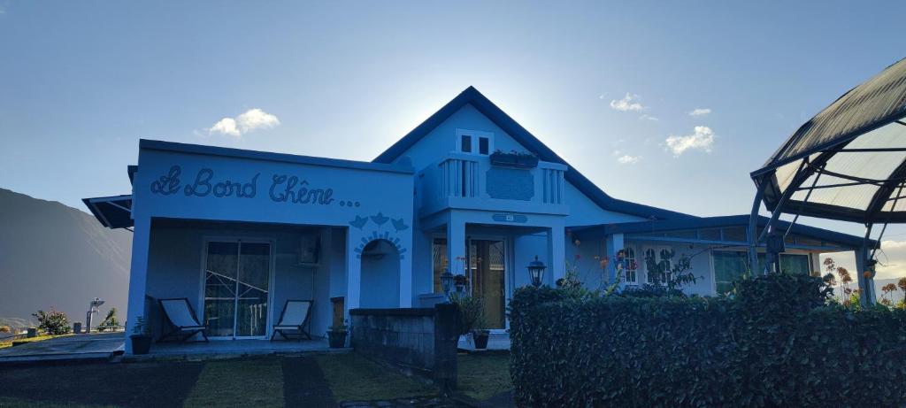 a blue building with a sign that reads good view at Le Bord Chêne in Salazie