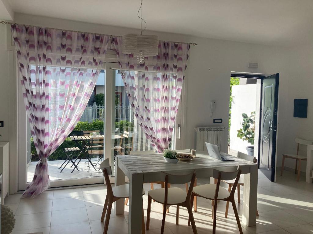 Posezení v ubytování B&B Sabbia e Sassi