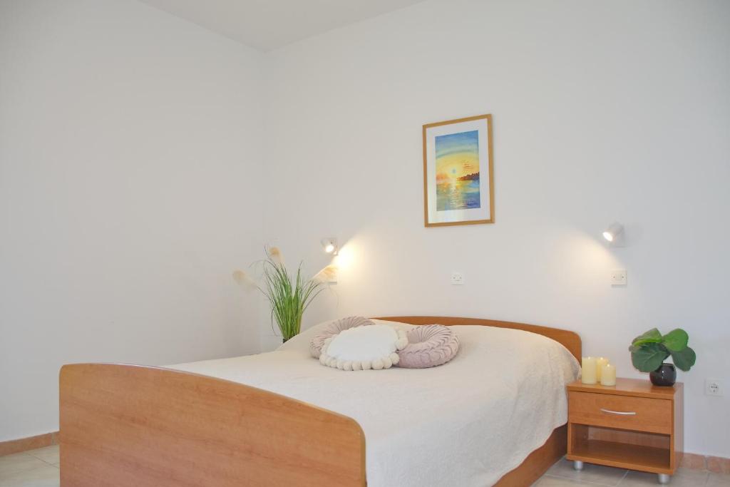 um quarto com uma cama com um bicho de peluche em SeaSide VARSAN em Borovići