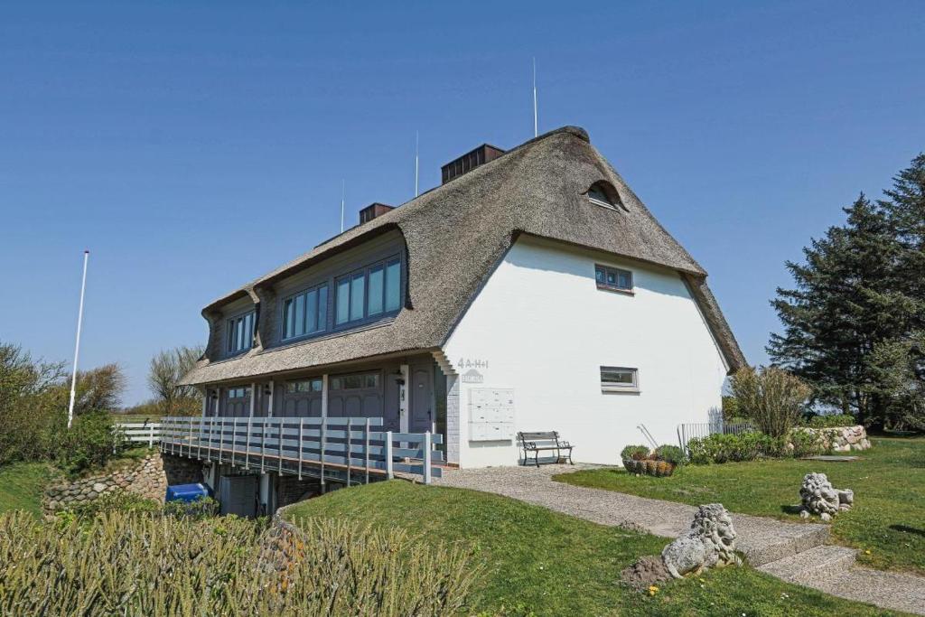a house with a thatched roof on top of it at Wattkoje-Ein-Appartement-der-besonderen-Art-erwartet-Sie-am-Rande-der-Braderuper-Heide in Braderup