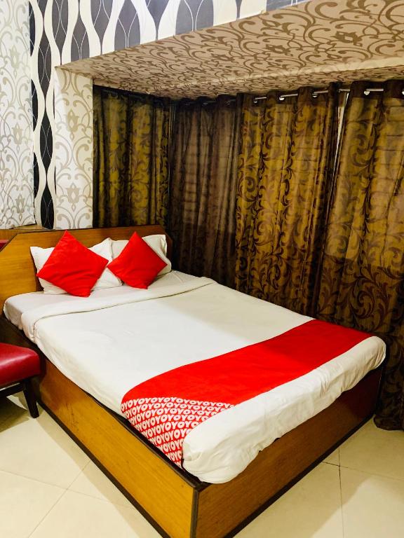 Postel nebo postele na pokoji v ubytování Hotel Bengal -100m from Park Circus 7 Point