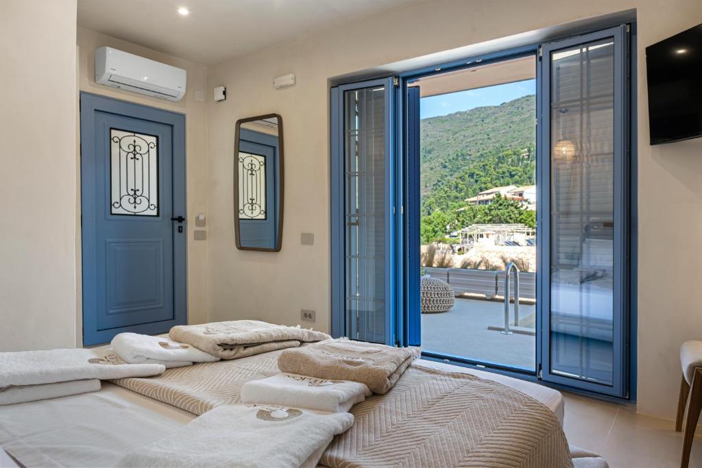 Postel nebo postele na pokoji v ubytování Tellion Suites