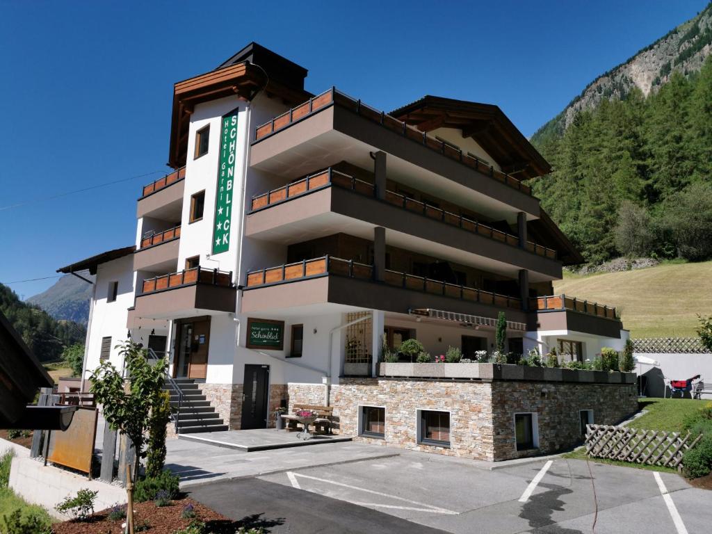 un bâtiment avec un panneau sur son côté dans l'établissement Hotel Garni Schönblick, à Sölden