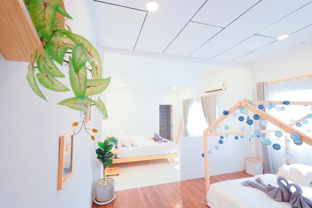sala de estar con cama y habitación con cama en Ratchada Retreat Villa 2, en Bangkok