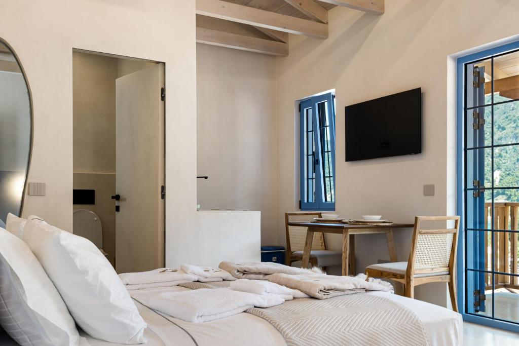 Postel nebo postele na pokoji v ubytování Tellion Suites