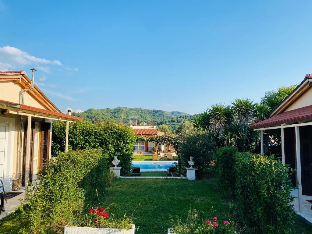 un patio trasero con piscina y una casa en The mansion of Dionisos and Dimitras 7 en Linariá