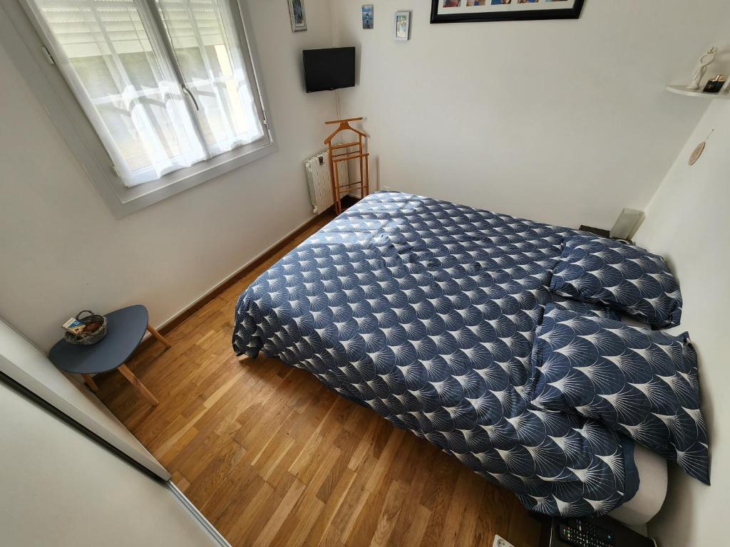 um quarto com uma cama e uma janela em Chambre à 25 min du circuit des 24h . em La Bazoge