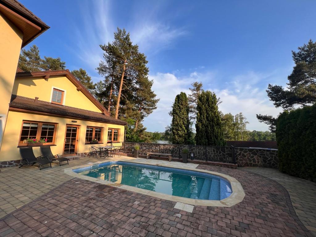 basen przed domem w obiekcie Resort-Restaurant Stilec w mieście Kamenný Újezd