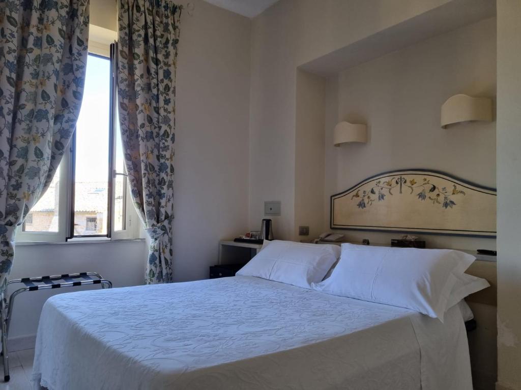 A bed or beds in a room at Hotel Virgilio