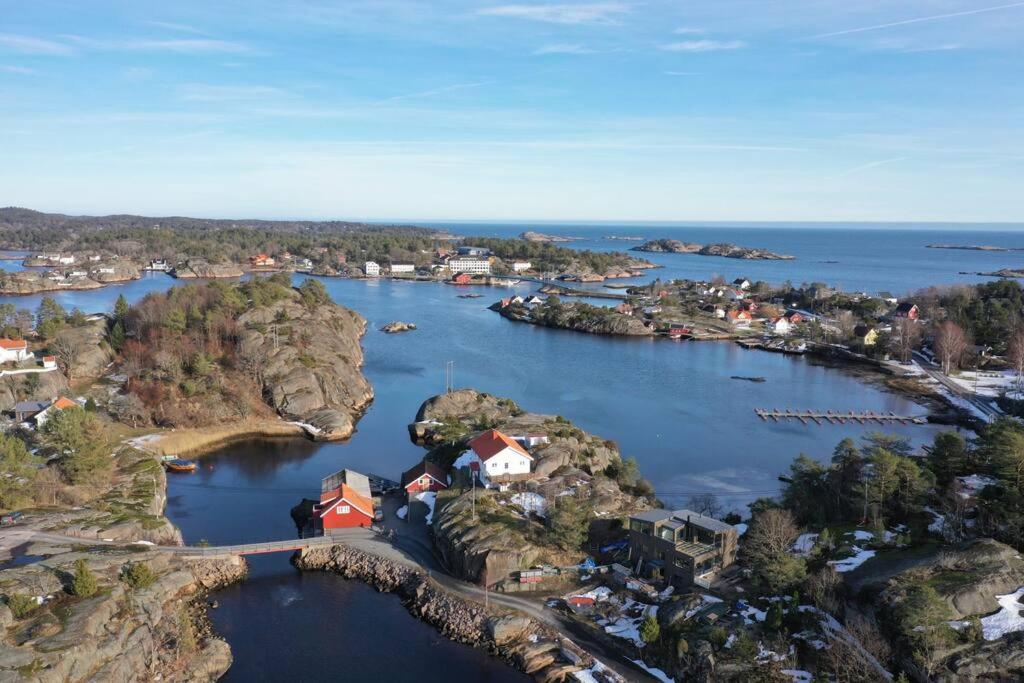 トベーデストランにあるSeafront villa at Gjeving, Lyngørの小さな島の水上の空中