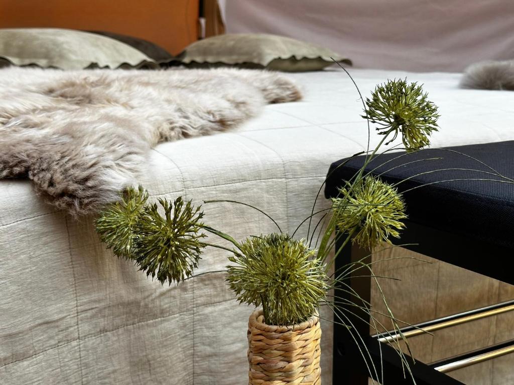 Una cama con tres macetas. en Romantic Luxus Glamping 3, en Idestrup
