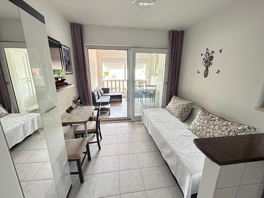Postel nebo postele na pokoji v ubytování Apartments Sanda
