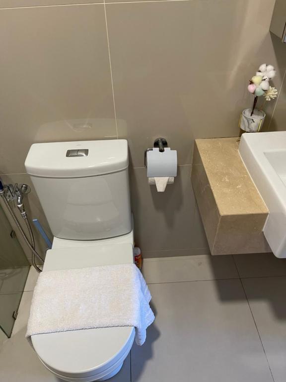 een badkamer met een wit toilet en een wastafel bij 8 Pax Family 100Mbps Kepong DesaPark MontKiara Publika Mitec in Kuala Lumpur