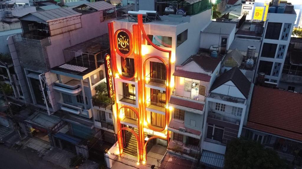une vue de tête d'un bâtiment éclairé dans l'établissement PYNT HOTEL, à Hô-Chi-Minh-Ville
