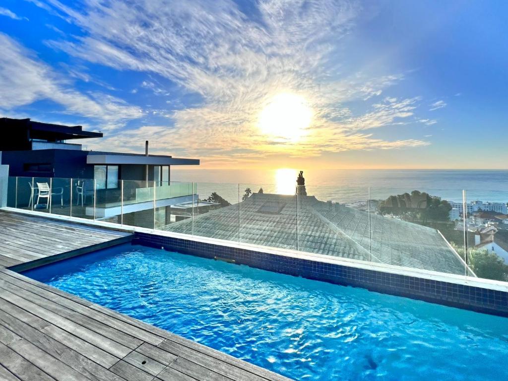 Villa la Vida في كيب تاون: مسبح على سطح منزل مع المحيط