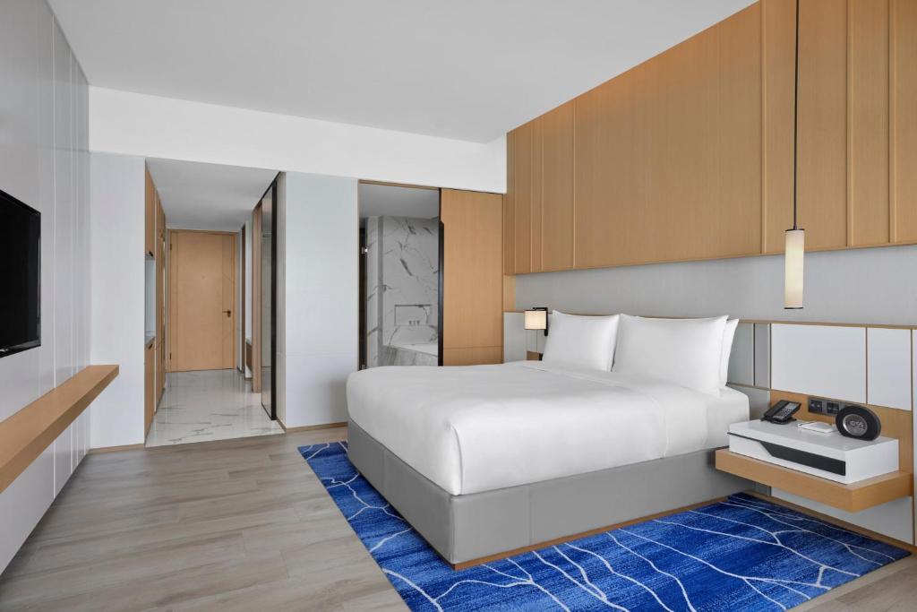 Postel nebo postele na pokoji v ubytování Courtyard by Marriott Xiamen
