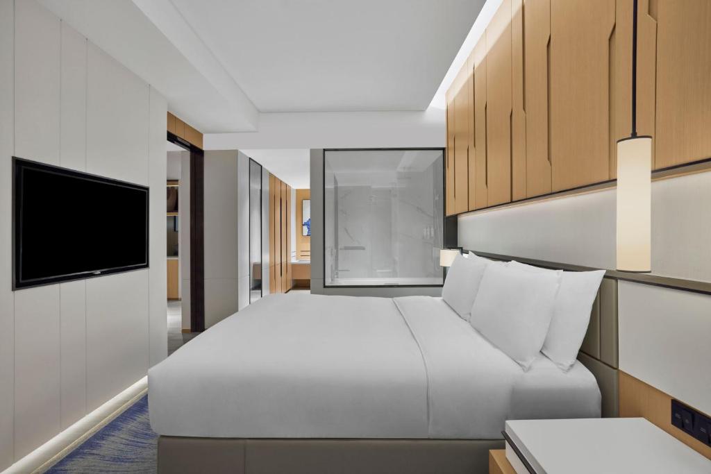 Postel nebo postele na pokoji v ubytování Courtyard by Marriott Xiamen