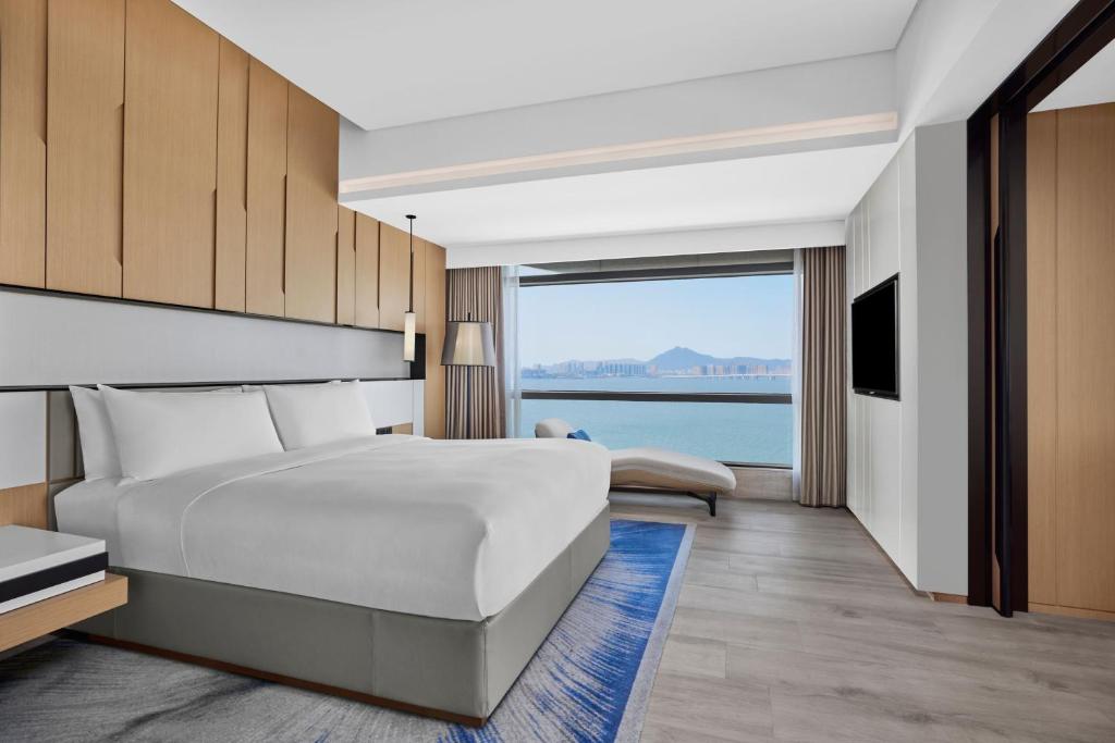 Postel nebo postele na pokoji v ubytování Courtyard by Marriott Xiamen