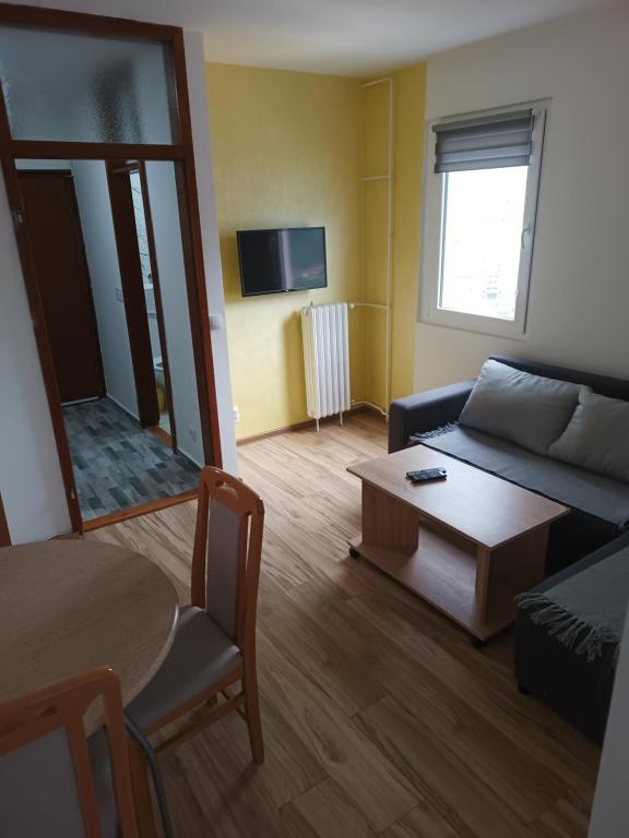 TV a/nebo společenská místnost v ubytování stan na dan IM
