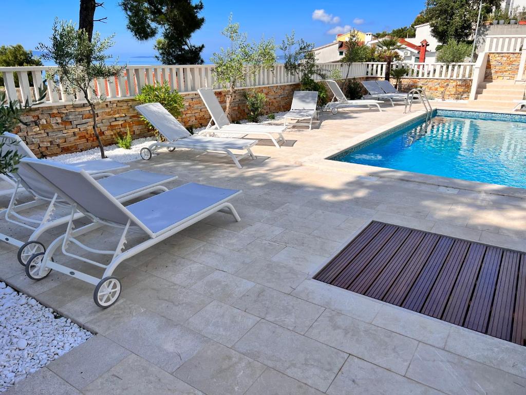 Bazén v ubytovaní Luxury Beachfront Villa Carlisa alebo v jeho blízkosti