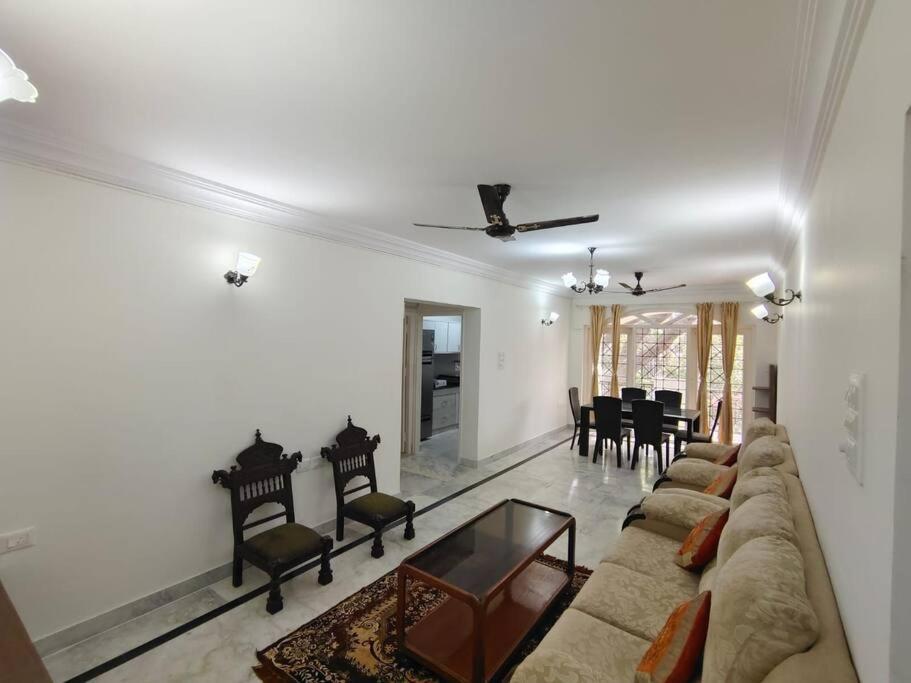 Et opholdsområde på 3BHK Corporate and Expat Guest House In Central Bangalore