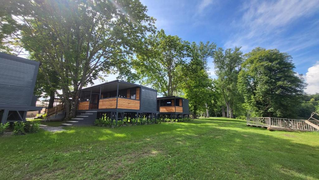 une maison avec une grande cour et une maison dans l'établissement Big Berry Kolpa- King mobile house, à Gradac