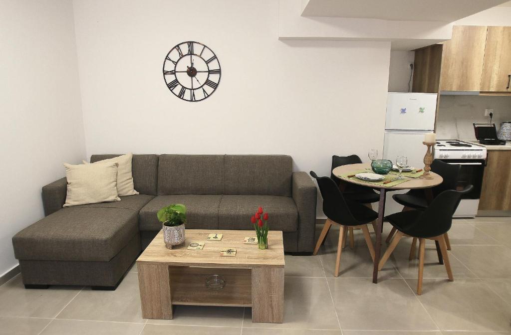 salon z kanapą i stołem w obiekcie Central Luxury Flat 2 w Chios